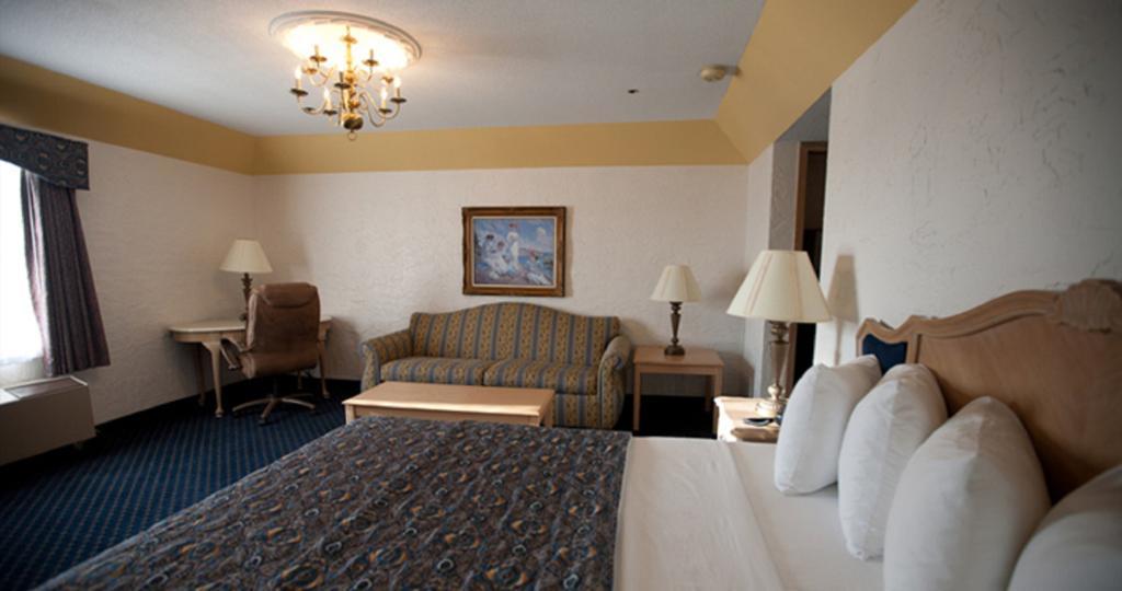 The Chateau Bloomington Hotel And Conference Center Room photo